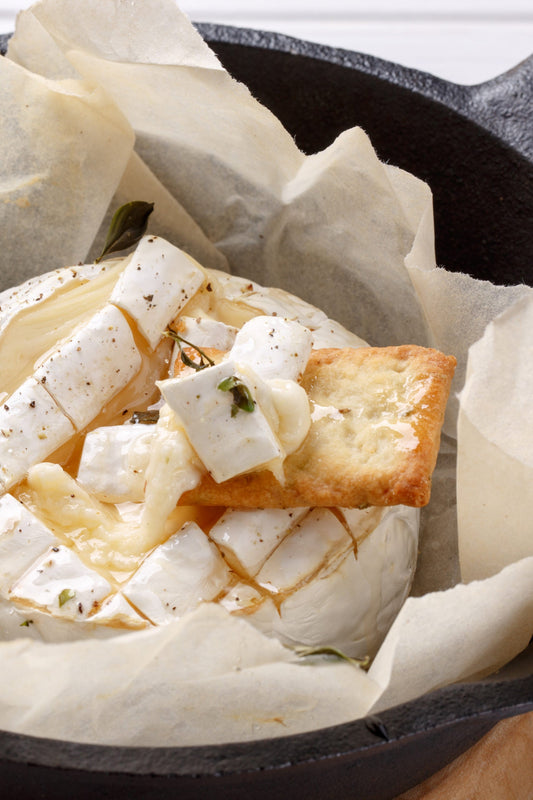 Bakt camembert & varm chevre i salat