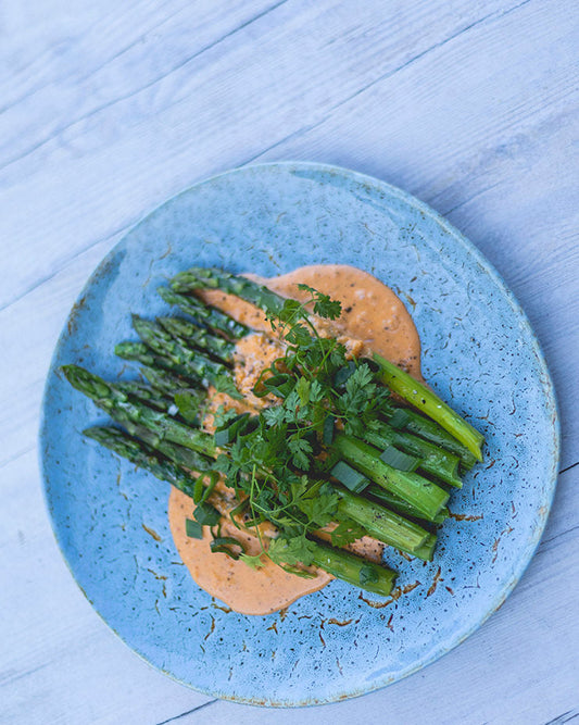 Grønne asparges med paprika pestosaus