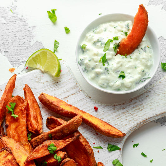 Tzatziki-dipp med søtpotetfries